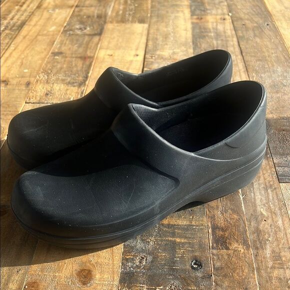 CROCS Shoes - WOMEN’S NERIA PRO II SLIP RESISTANT WORK CLOG size 8